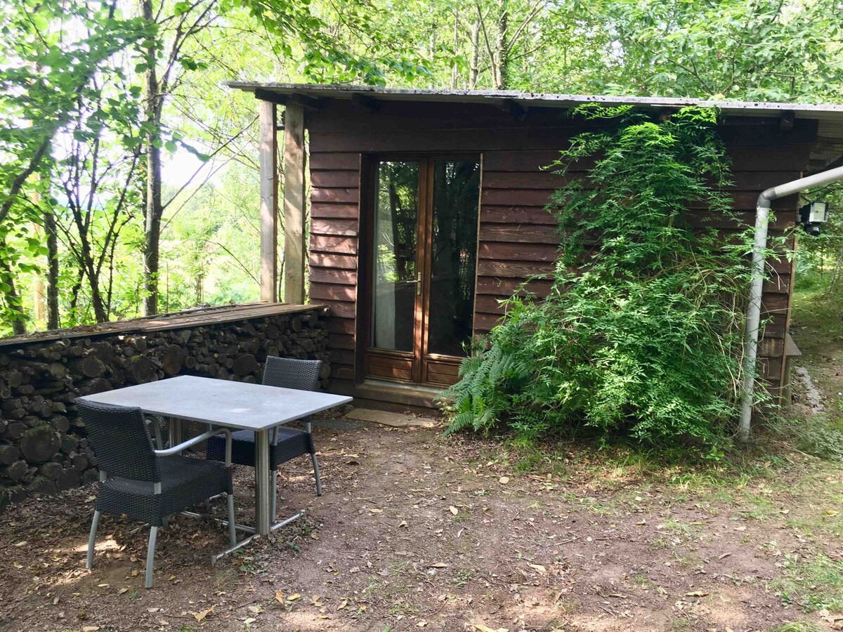 Cabane dans une ferme en permaculture