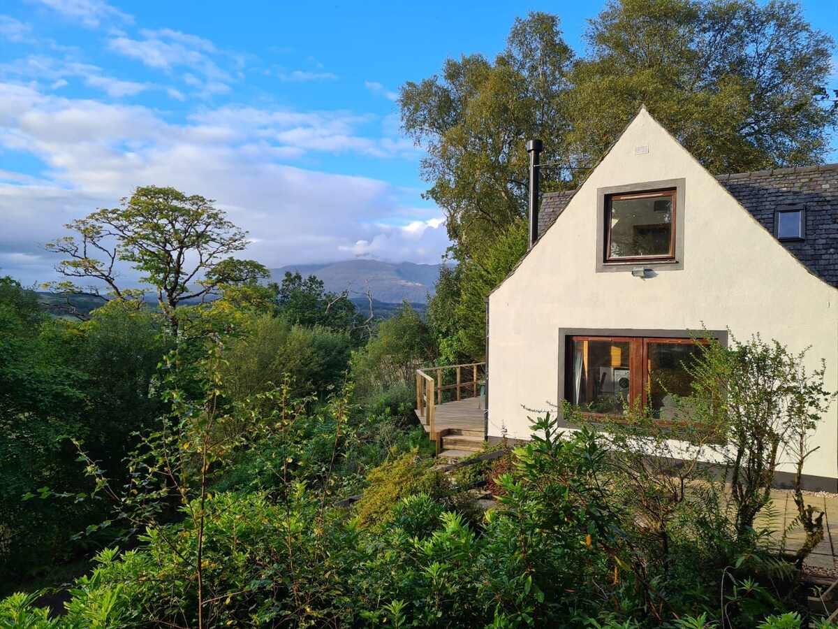 Cozy, 3 bedroom cottage with log burner.