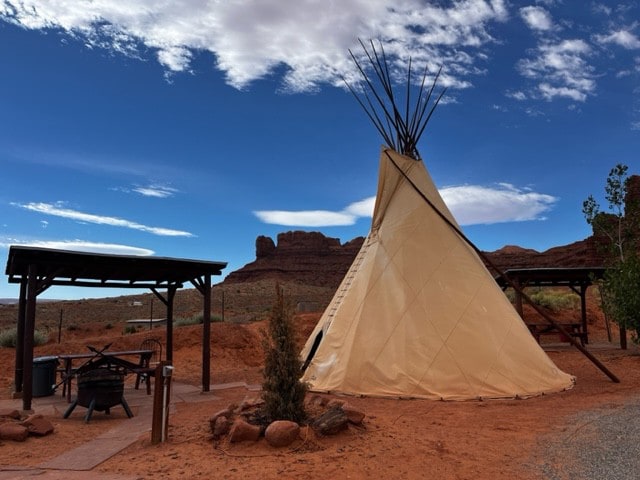 Monument Valley附近的Songbird Tipi