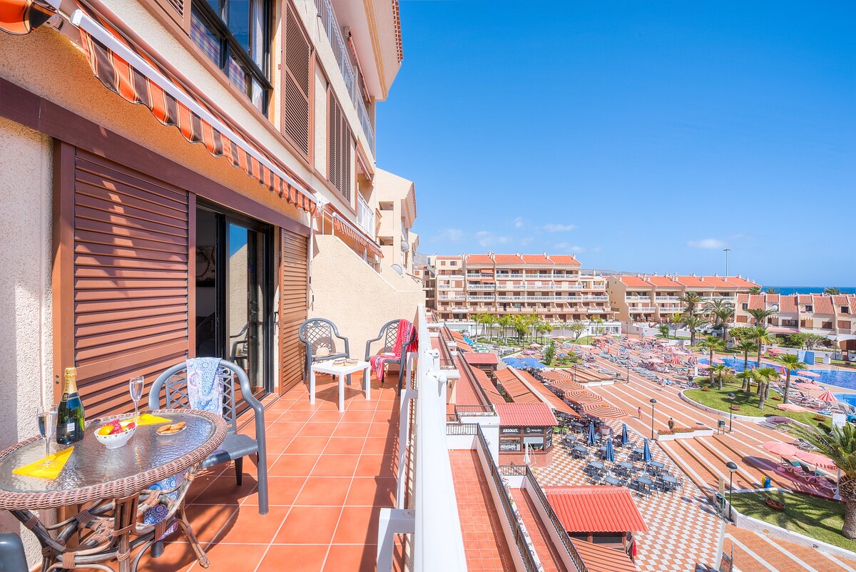 Los Cristianos Two-bedrooms with Pool Views