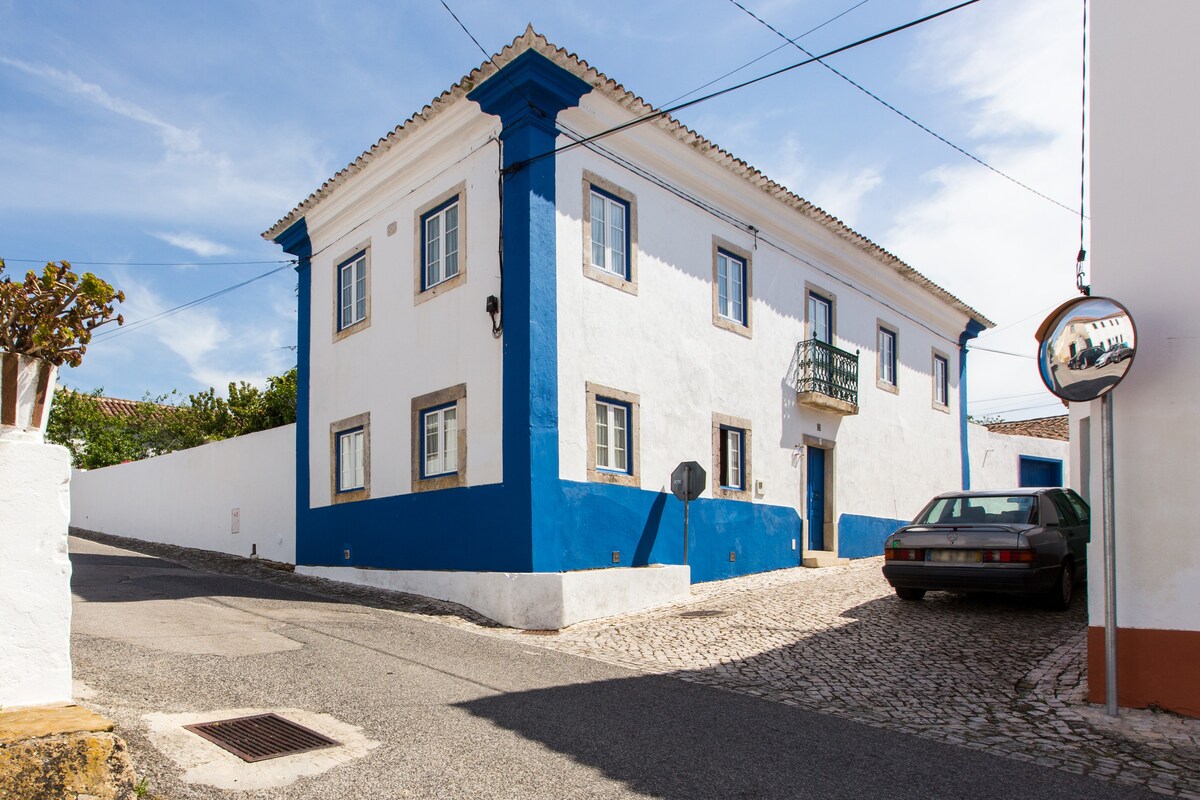 Obidos Villa with private pool and courtyard.