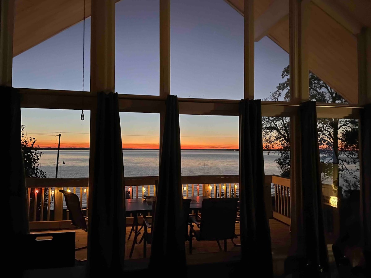 Holy Toledo!
Lakefront cabin with glorious view