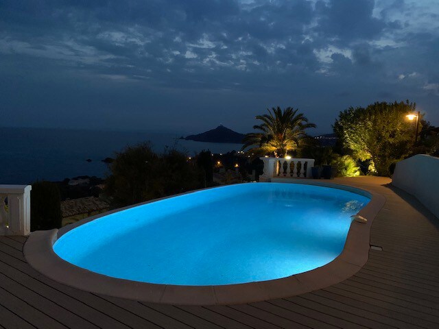 卓越的海景别墅180度加热泳池