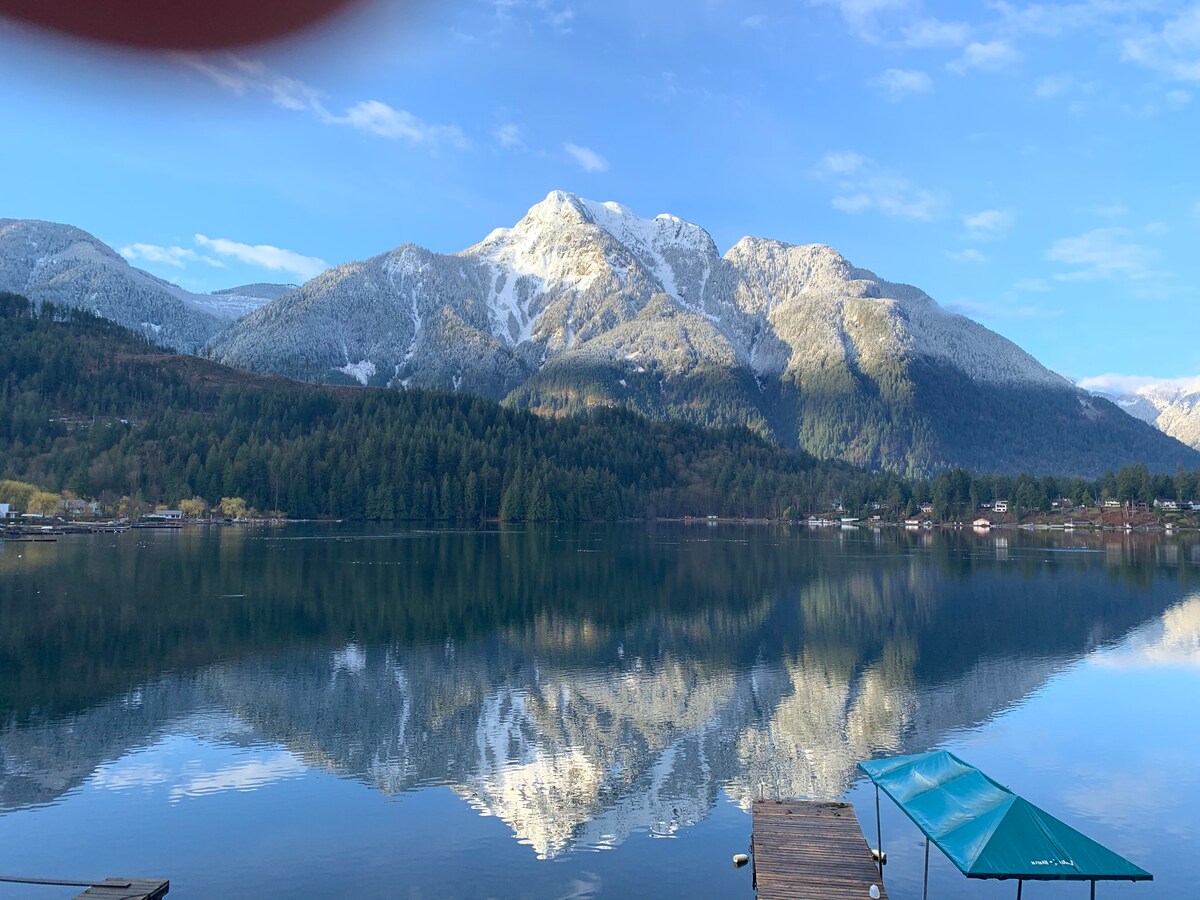 壮观的山景湖景私人码头