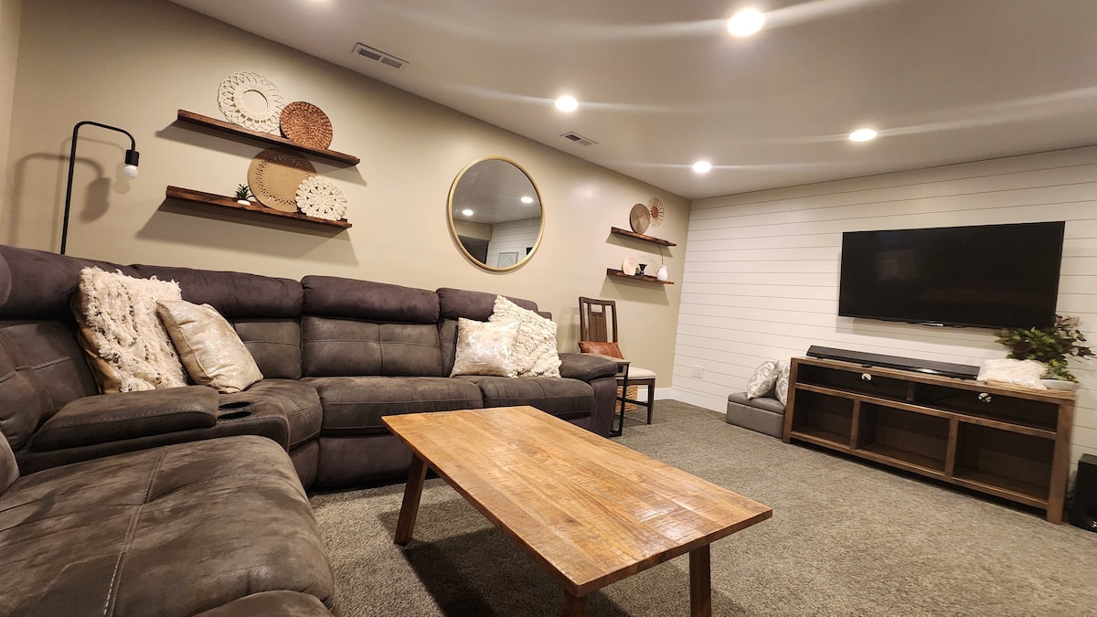 Spacious Private Basement Apartment.  Sleeps 8