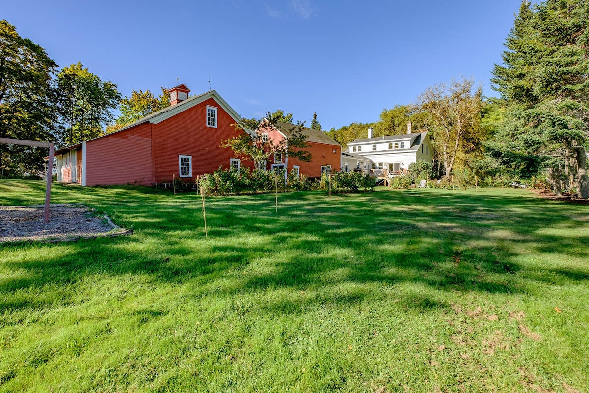 4 Bedroom Riverside Home with Large Historic Barn