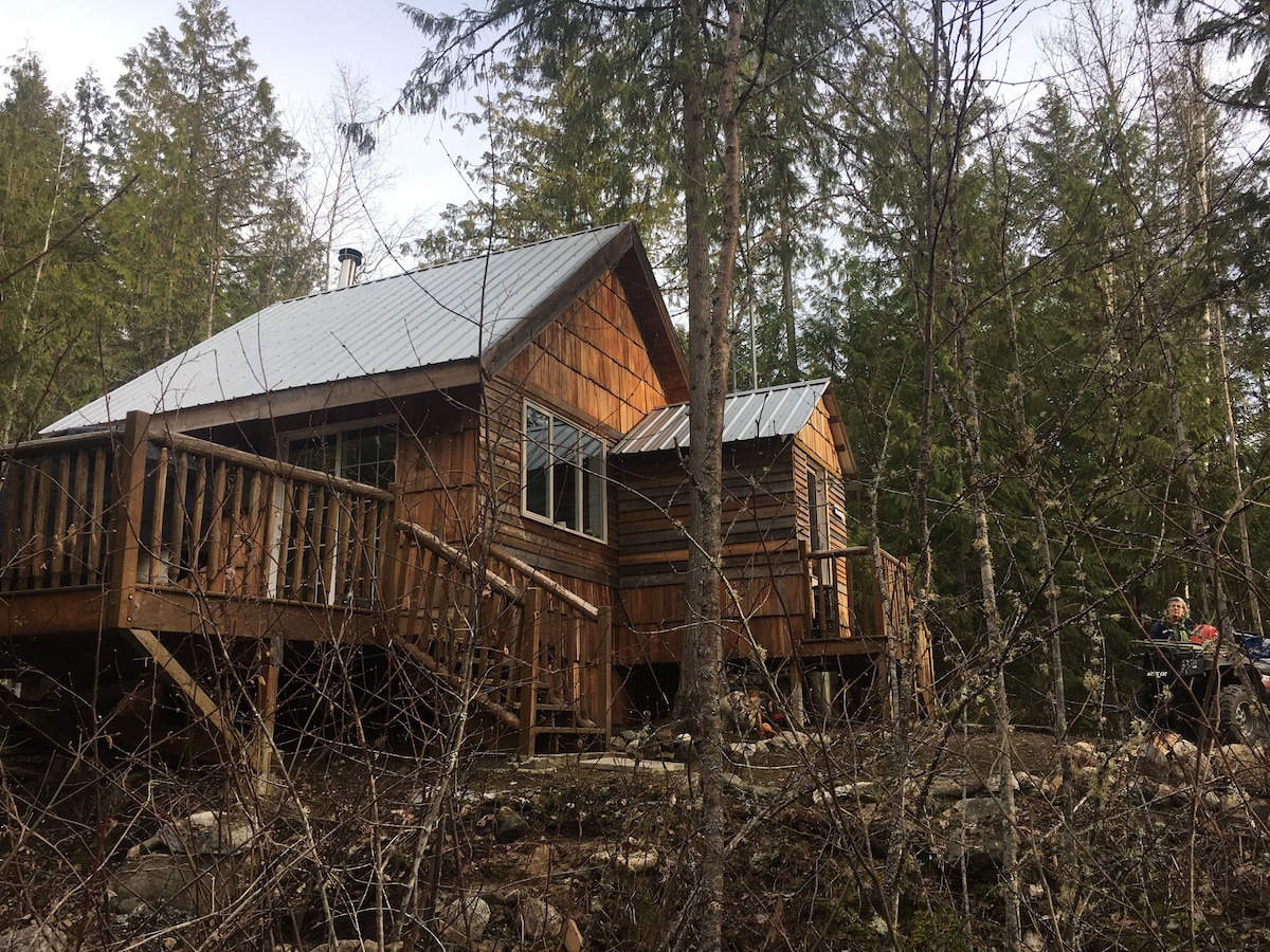 森林中的太阳能小屋