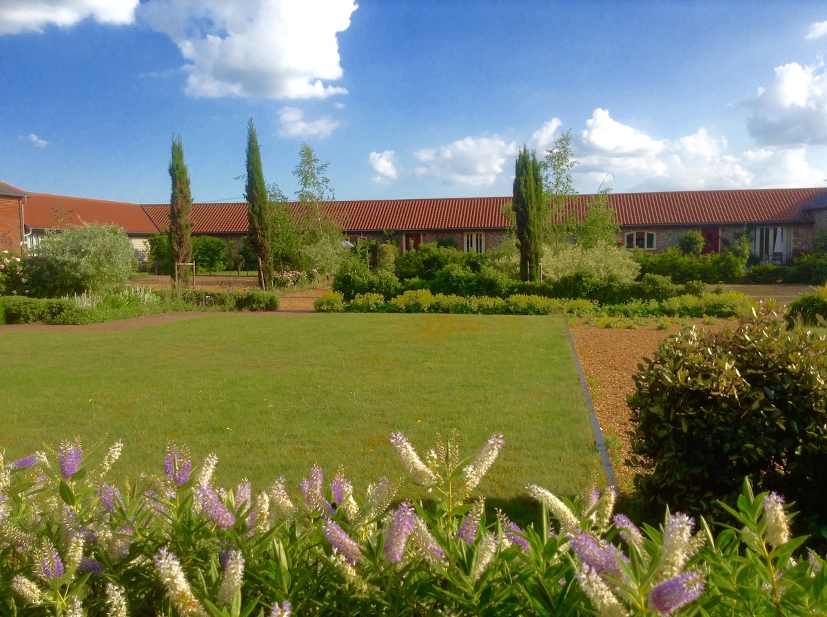 Lark Lodge, Lackford Lakes Barns