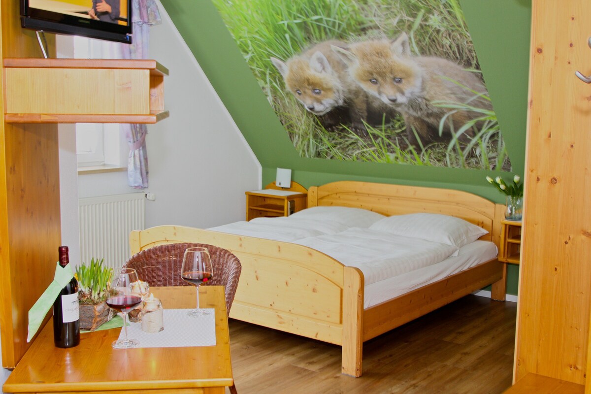 Landhotel Jagdschloss (Windelsbach), Zimmer 22 - Fuchs mit Balkon und freien Blick auf Wald, Feld und Wiesen