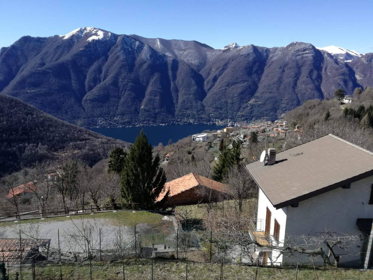 位于科莫湖（ Lake Como ）的露台，可欣赏美景，放松身心