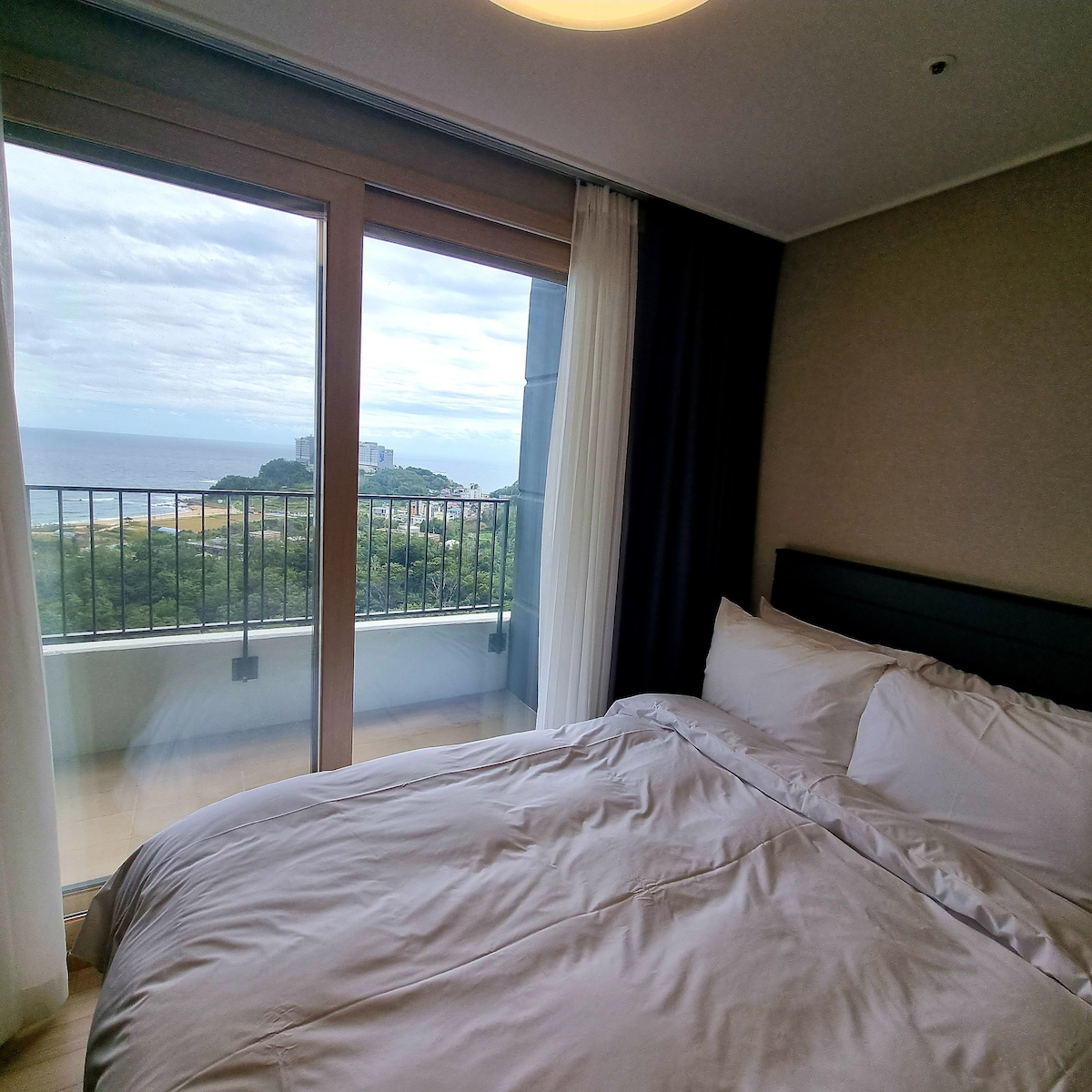 梦幻般的日出景观新建
酒店套房2房间2浴室
自助式
快捷航站楼
束草海滩（ Sokcho Beach ）