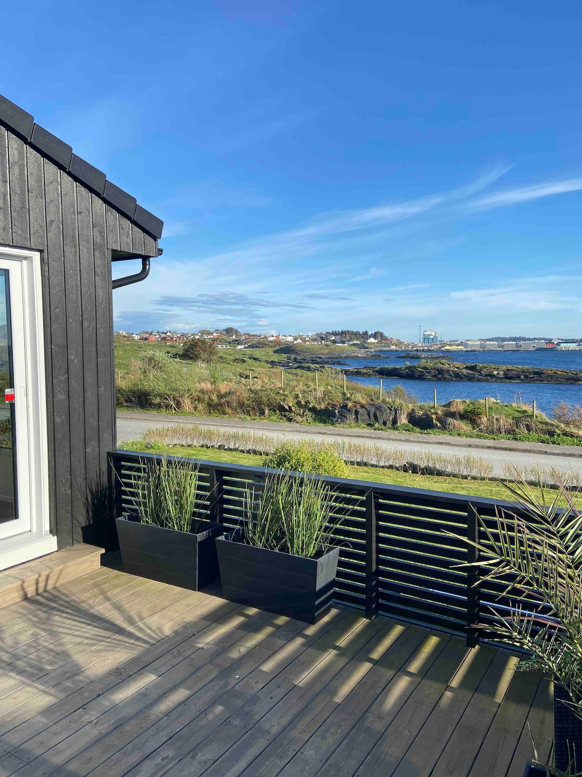 Hus ved havet - fantastisk utsikt og stor hage