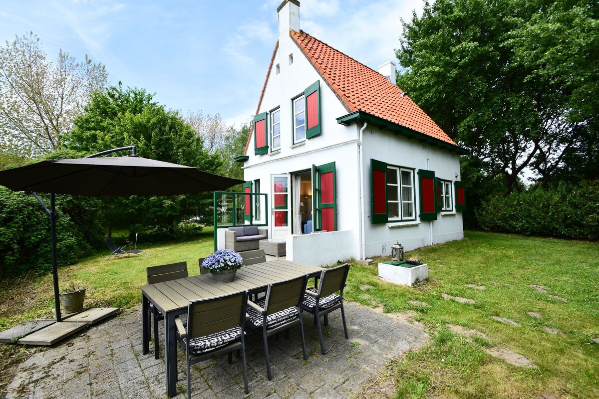 Ouddorp的典型度假屋，带花园
