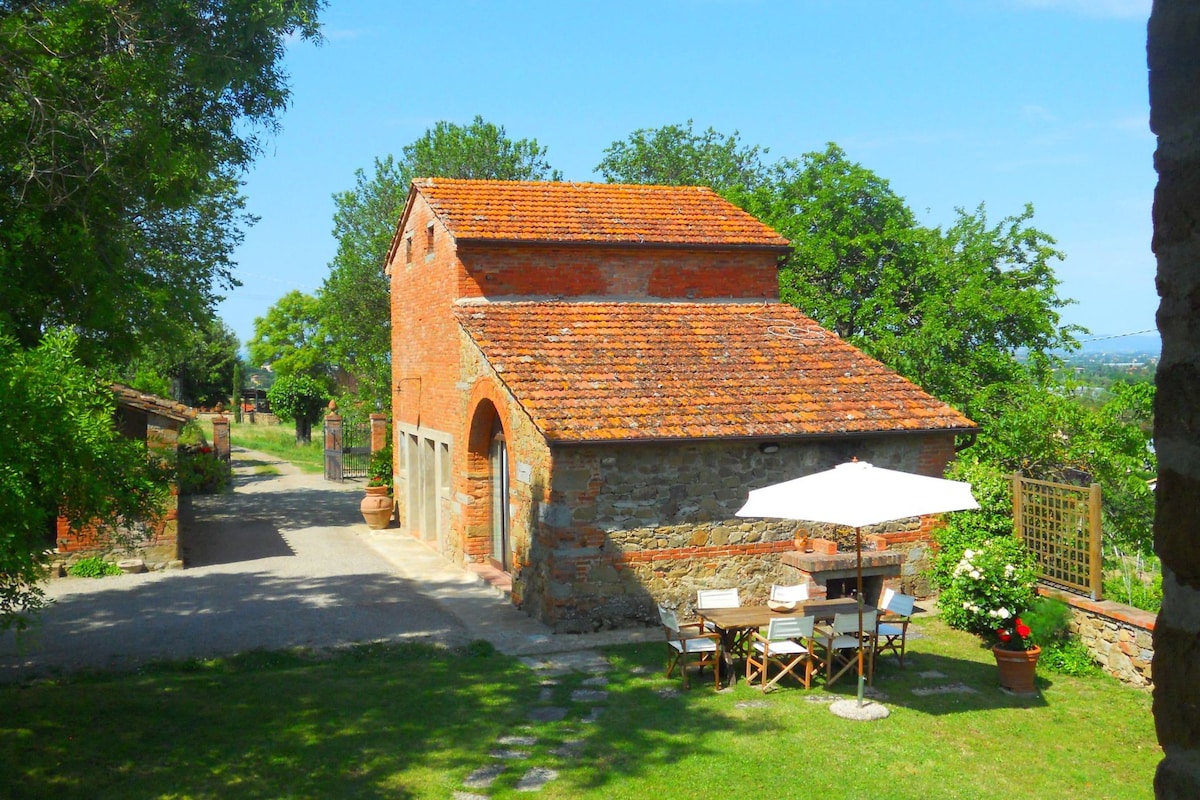 Characteristic cottage in the Tuscan hills