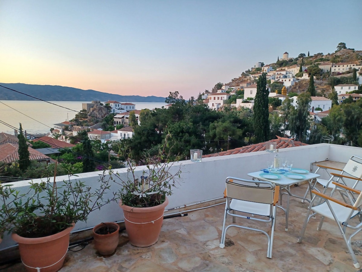 A 3floor cosy summer house with amazing view.