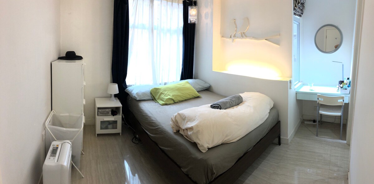 Modern 1BR in Central HK/Soho. 5m to MTR. w/ LIFT!