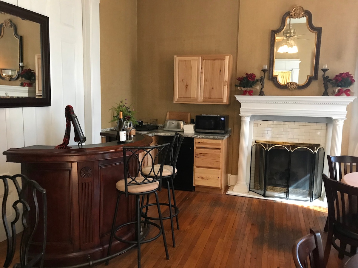 The Columbia Bruce Room in the 1840 Bruce House