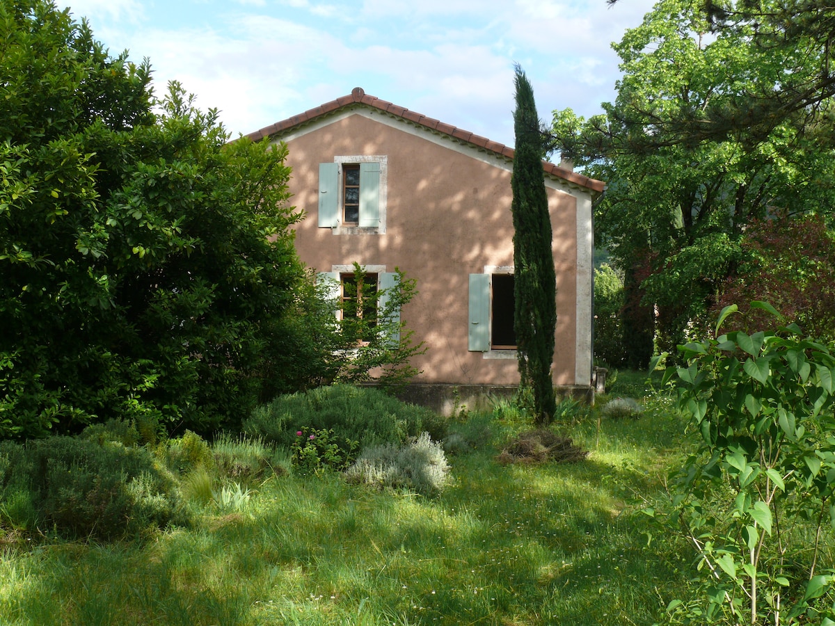 Belle maison ancienne ombragée et fraîche en été