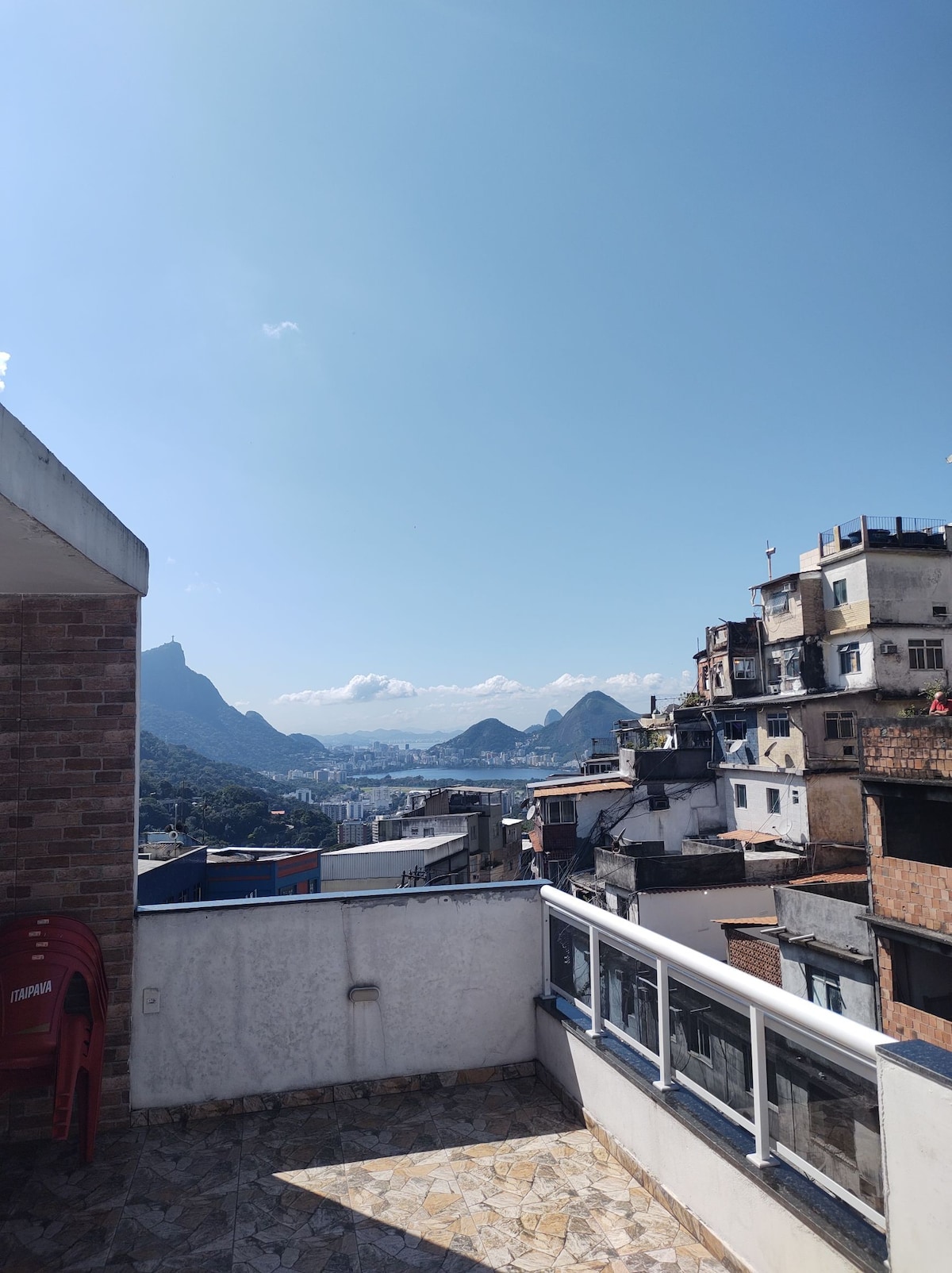 地理位置优越， Rocinha可欣赏到基督的美景！