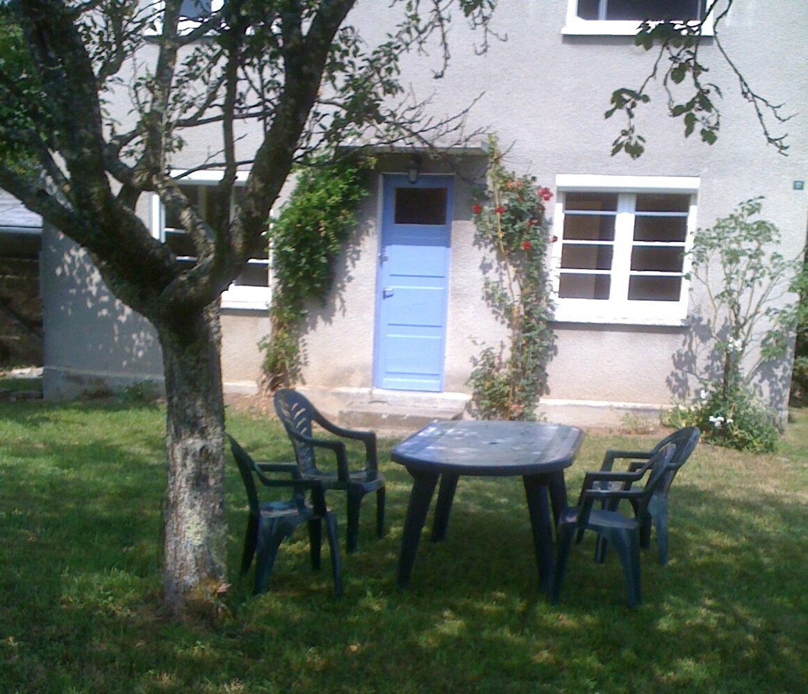 花园一侧的小房子，距离Aurillac 20分钟车程