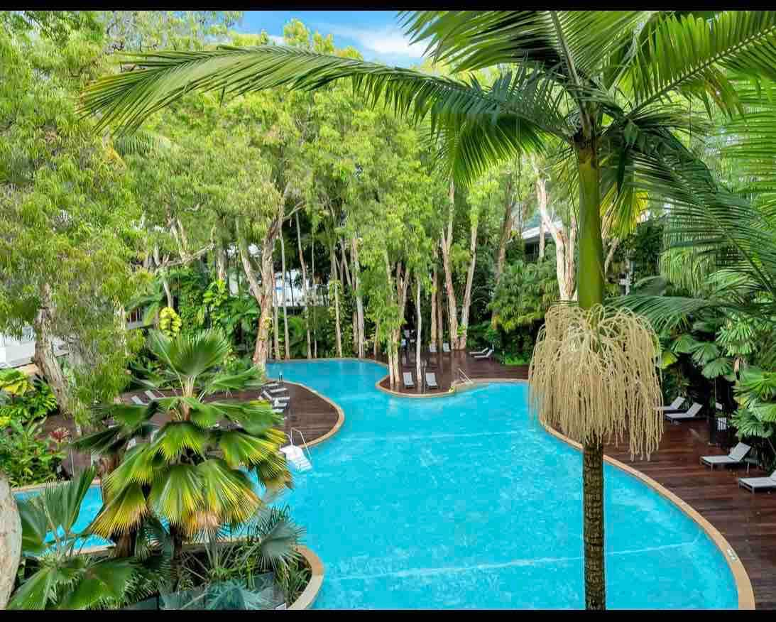 Luxury 2 Bed Palm Cove Unit, Pool & Ocean Views