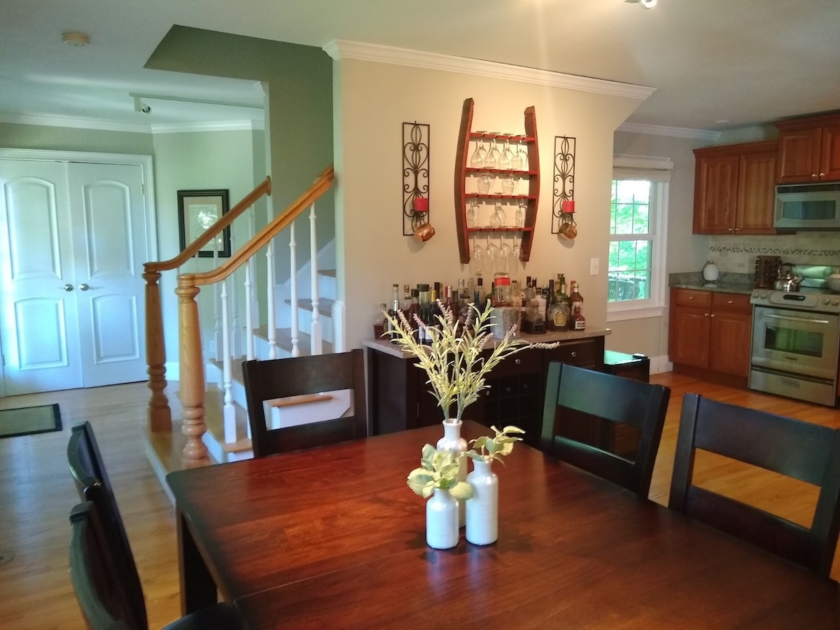 Luxury short-term Natick home 5/28-6/25