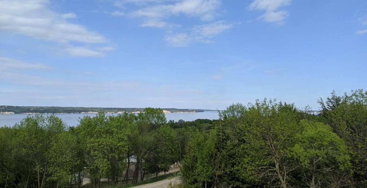 Lewis & Clark Lake Retreat