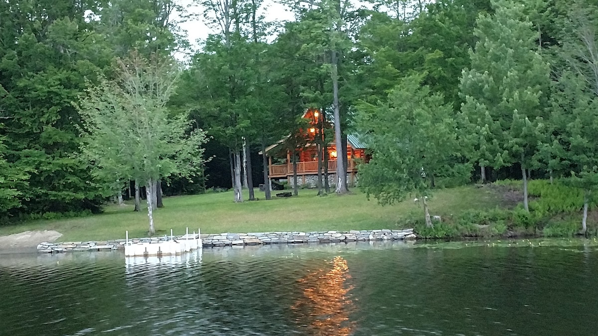 佛蒙特州小木屋，湖畔。 靠近雪山