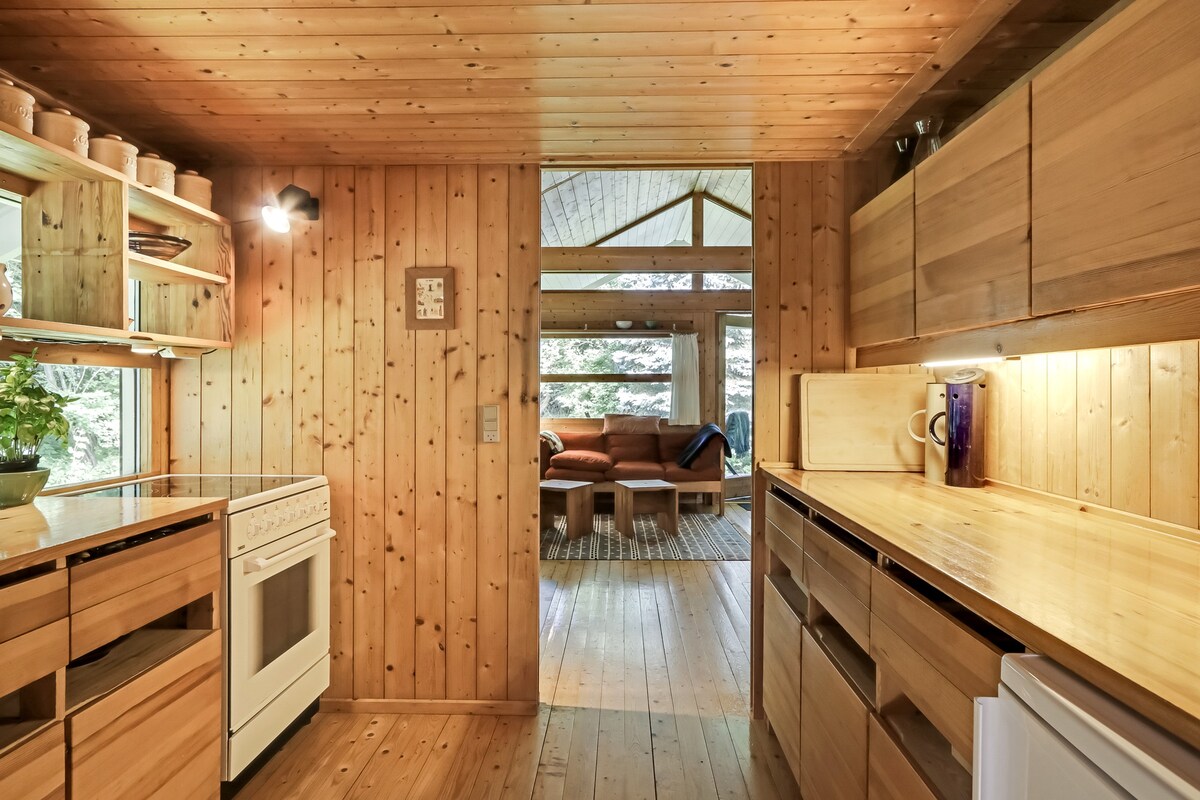 温馨的挪威木制小木屋，坐拥壮丽的自然风光