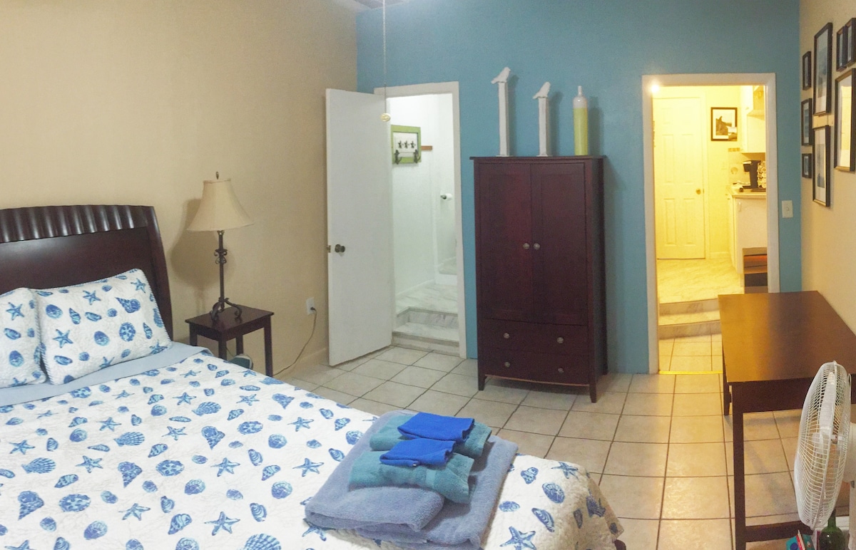 带淋浴的私人公寓、厨房和带淋浴的浴室。