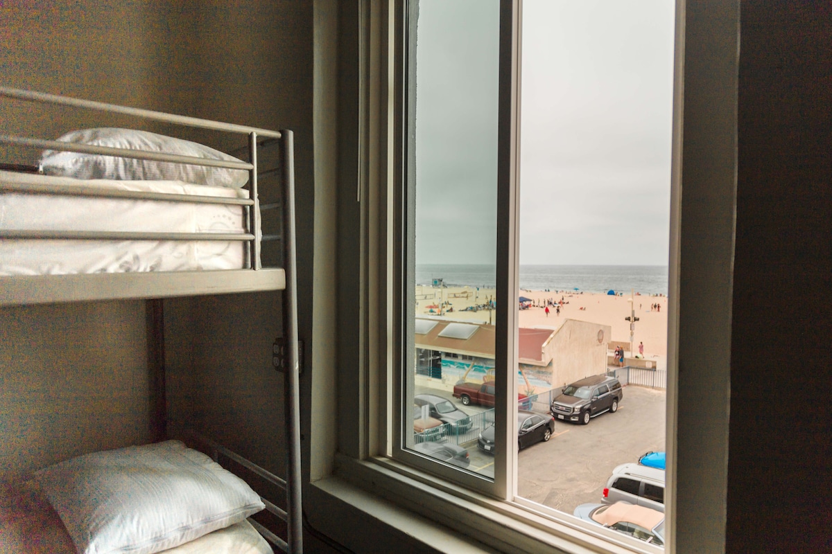 海滩和洛杉矶国际机场附近混合宿舍的1张床