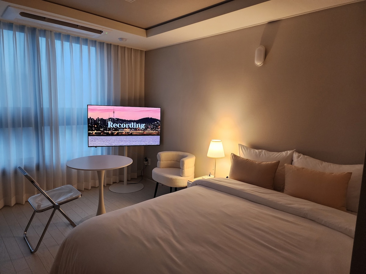 Dongseong-ro & Jungangno站1分钟#电视50英寸# YouTube #新建筑#酒店床上用品#造型师#钟路和Gyo-dong #加大双人床垫*