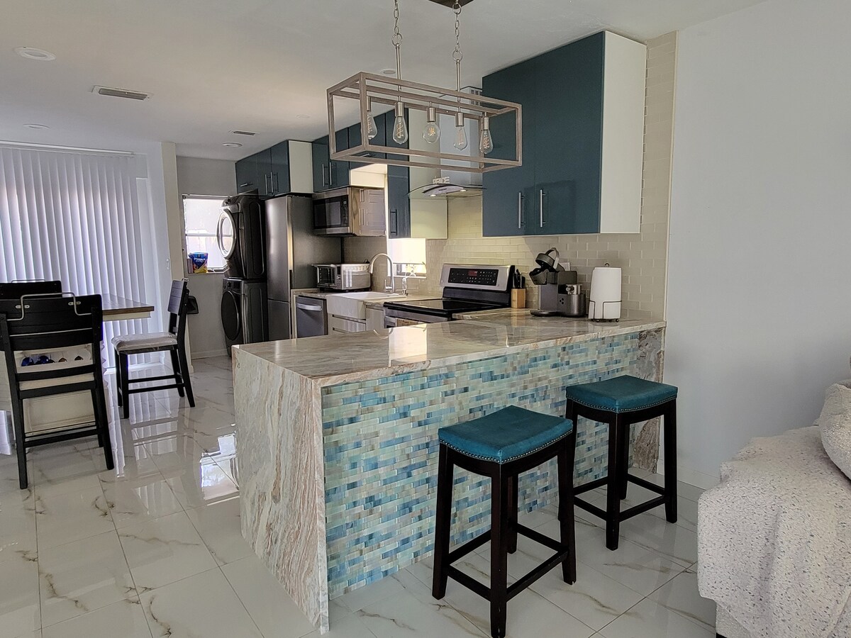 Your Oasis next to N. Naples! $20 cleaning fee