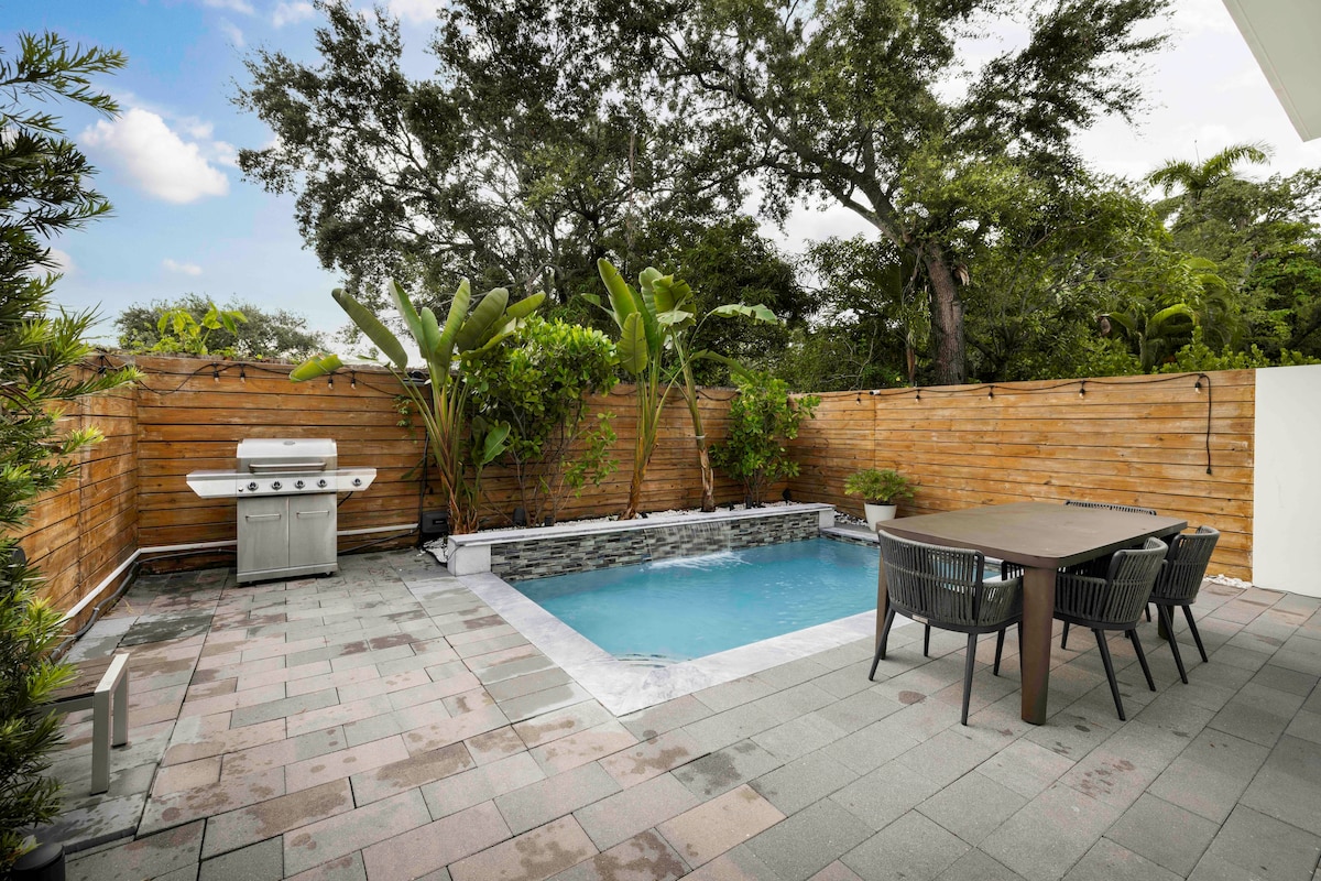 Luxury Townhouse w Private Pool and Gated Parking