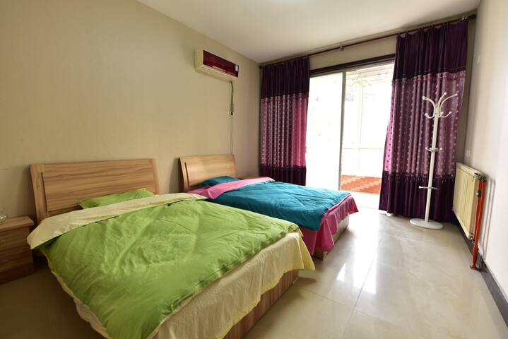 标准间两张1米2小床