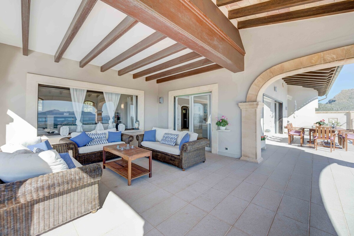 Luxury villa with stunning sea views in Pollensa