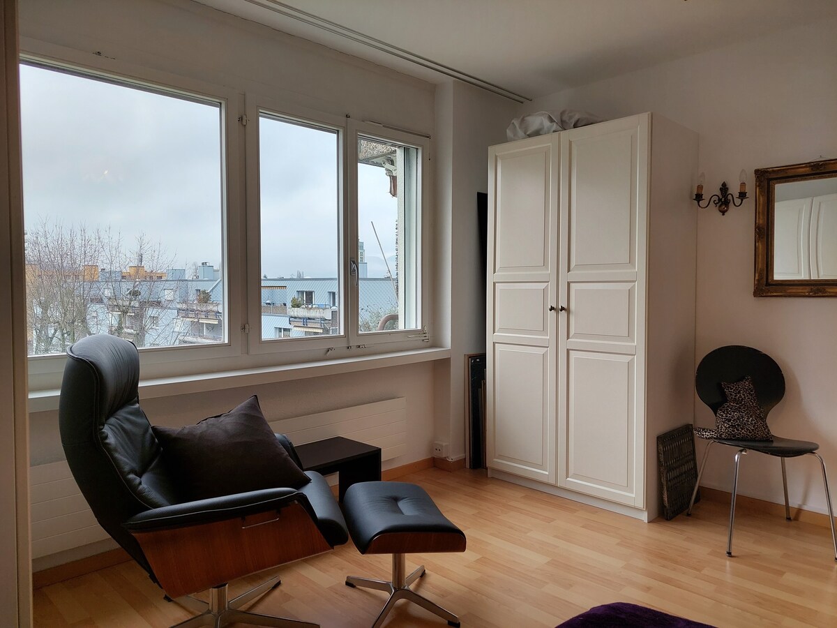 Zimmer plus Küche-, Wohnzimmer- und Balkon