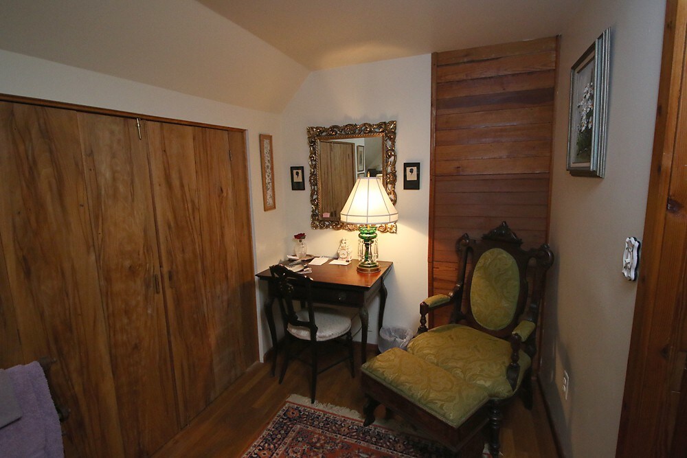 Mellon Room (shared bathroom) - Ebenezer House Bed and Breakfast