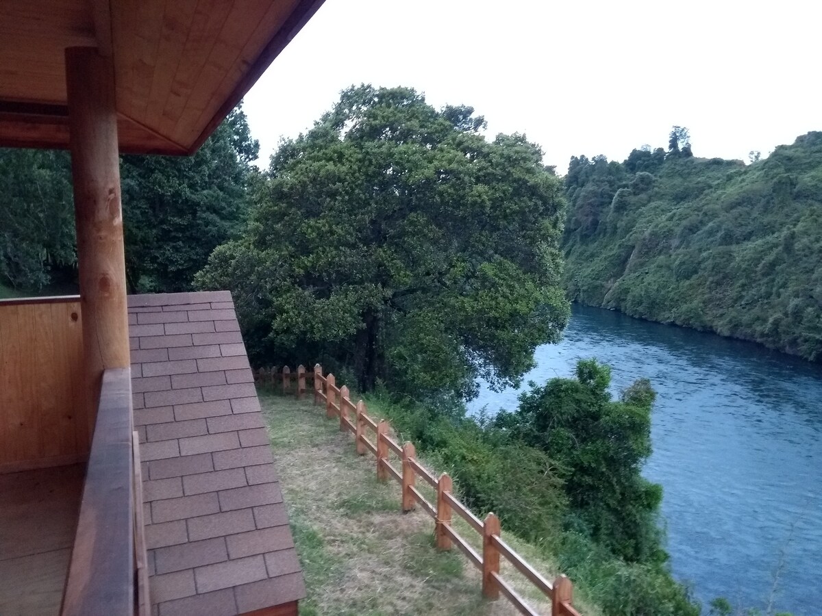 Cabaña en el campo con vista al río Bueno