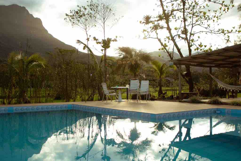 Chácara Recanto dos Pássaros com rio e piscina