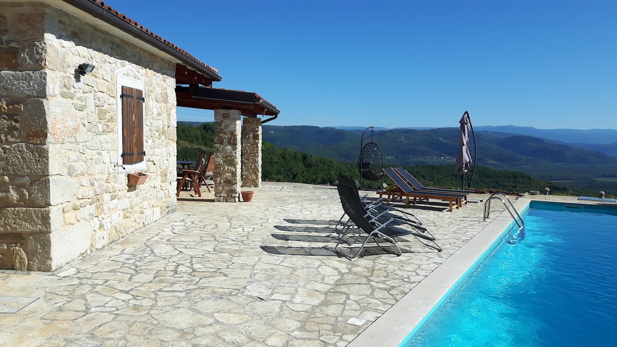 House Lunja ，从私人泳池、伊斯特拉（ Istria ）可欣赏到开放的景观