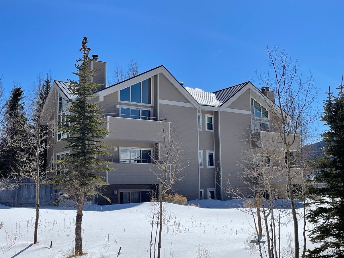 Ski Condo with Mountain Views and Wood Fireplace