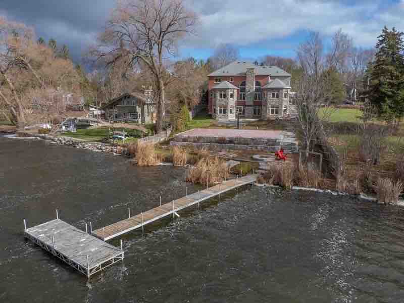 Cozy Waterfront chalet /brand new everything