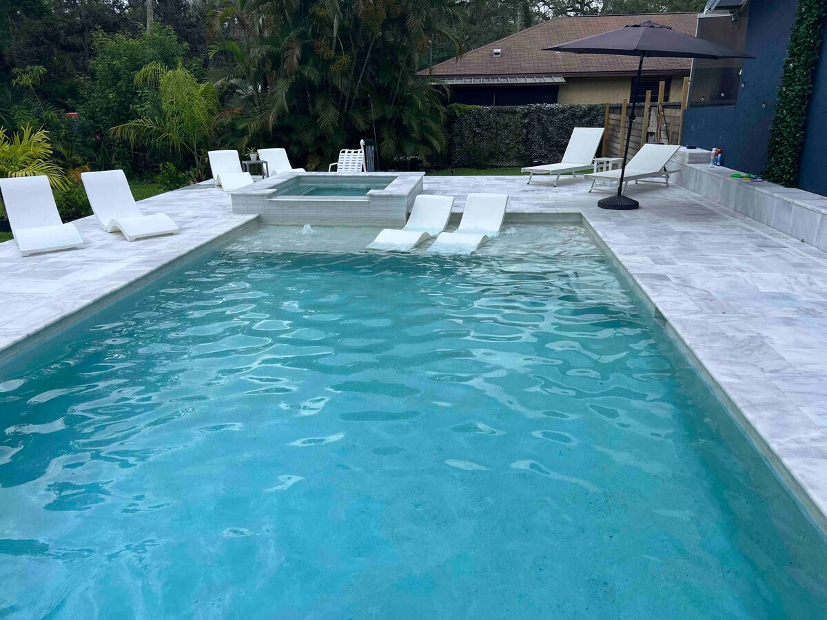 13 Downtown Near Beach Free Heated Pool and Spa