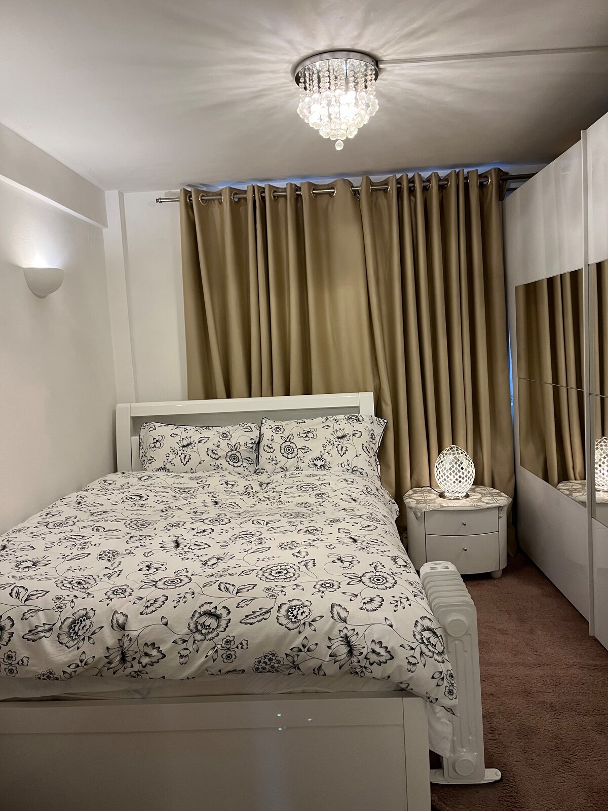 King-size room in Notting Hill Get for femal only