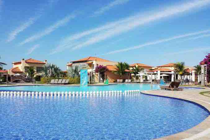 Resort charmoso com piscinas a beira mar!