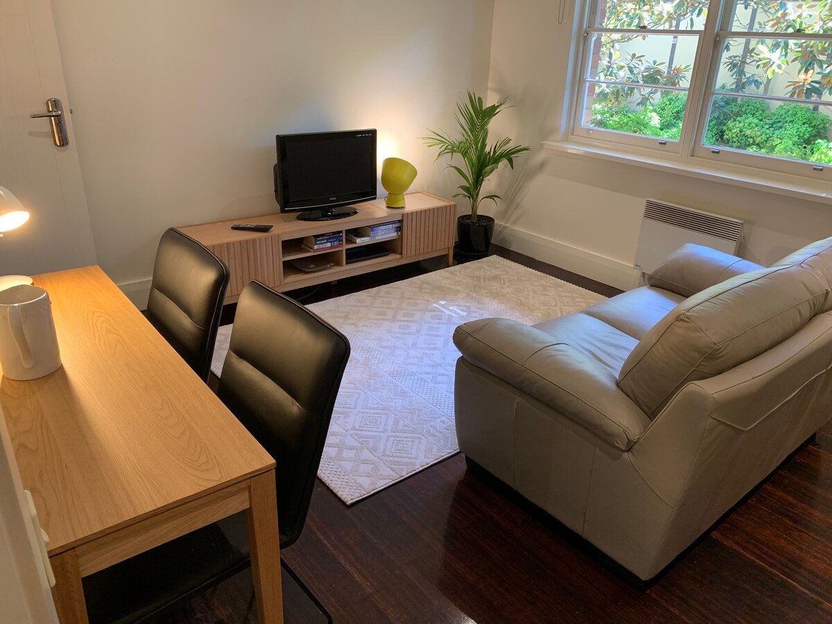 Ground floor apartment near MCG, transport, CBD