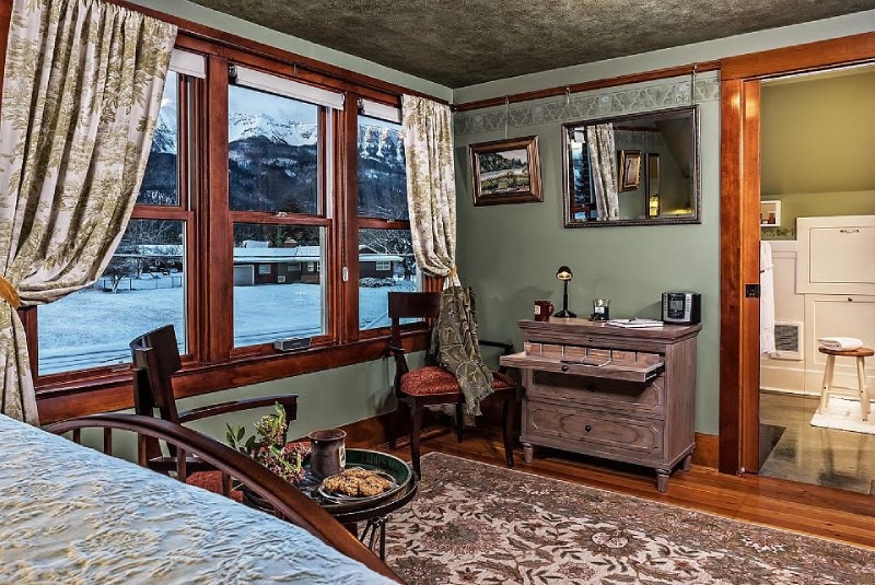 Bronze Antler B&B-Chief Joseph Mountain Room