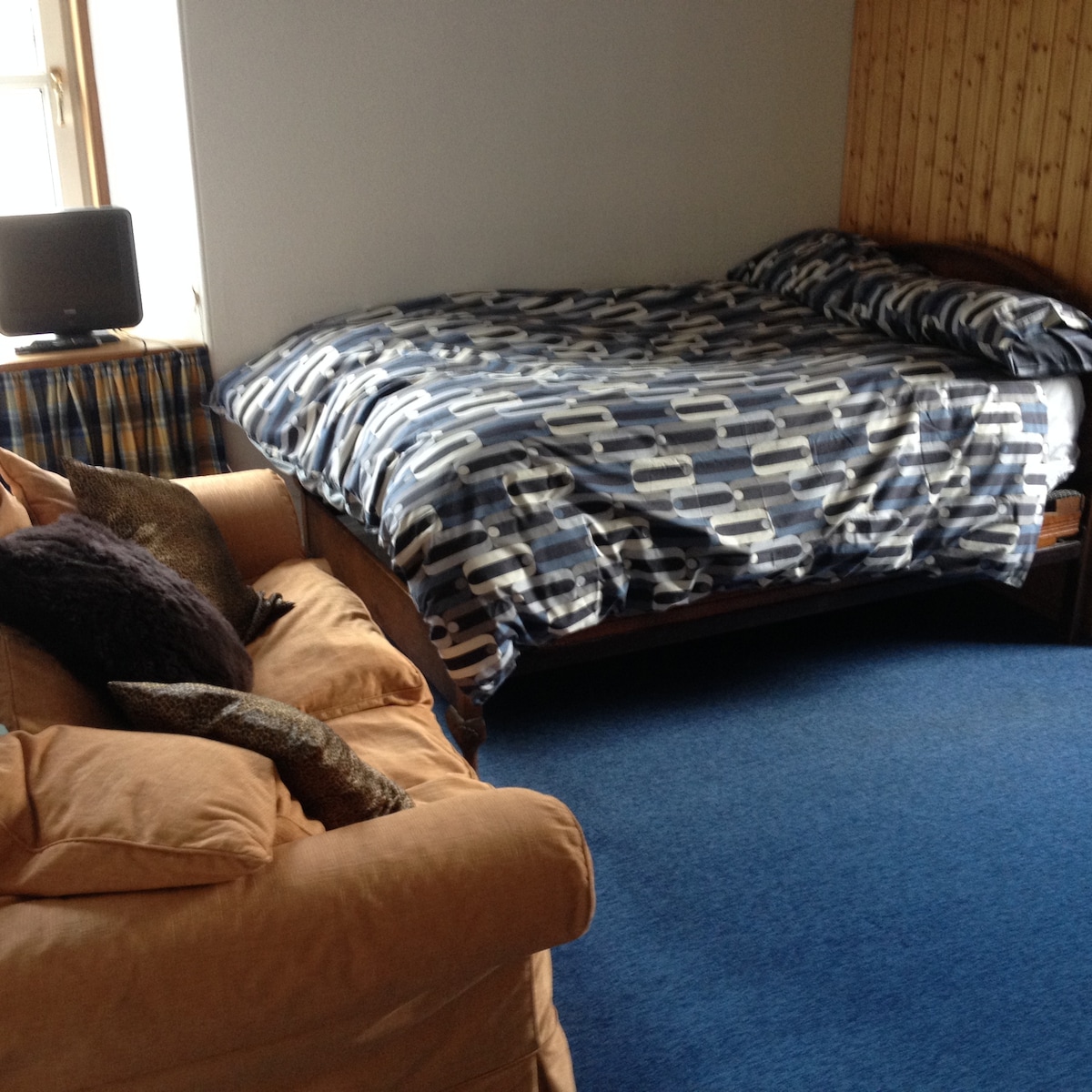 宽敞的卧室里有苏格兰双人床（ 3/4大）