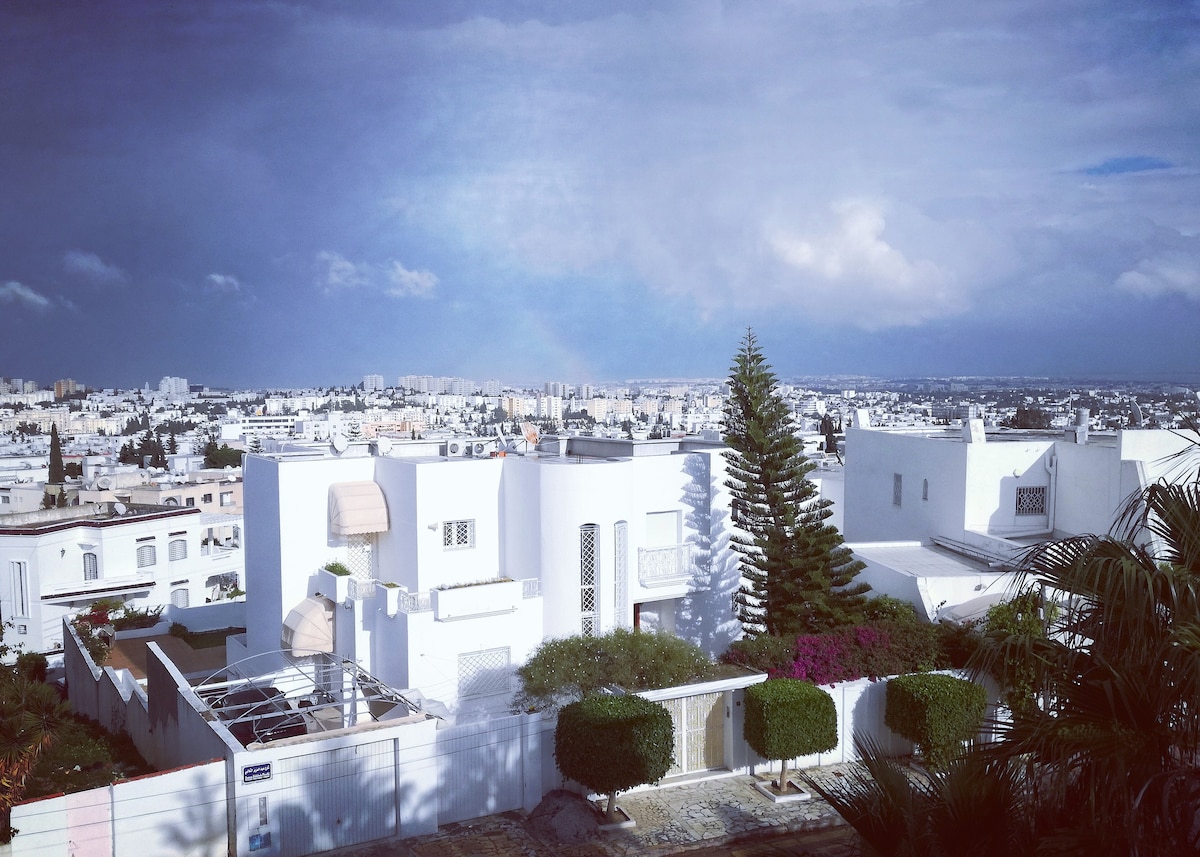 舒适的双层别墅-带露台的别墅/在突尼斯欣赏美景